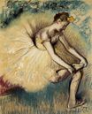 Эдгар Дега - Танцовщица надевает пуанты 1896